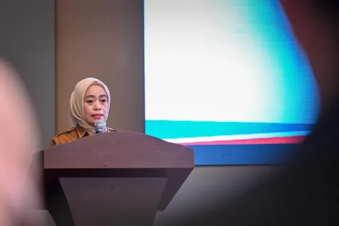 
					Sekretaris Daerah Provinsi Sulawesi Tengah, Novalina saat membuka acara konsultasi publik Dokumen RAD GRK. (Foto: Istimewa)