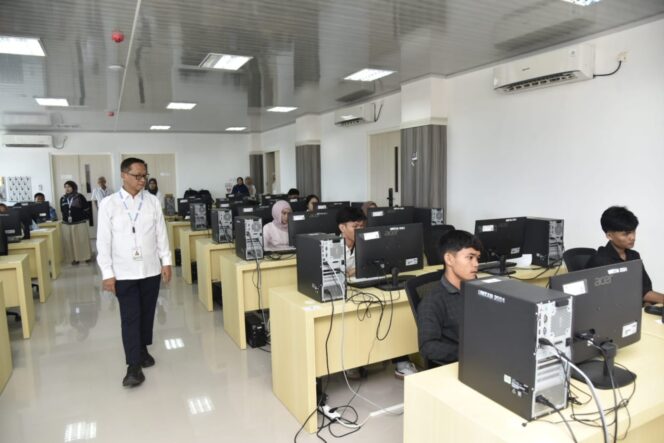 
					Tim Monev Panitia SNPMB mengamati jalannya ujian. (Foto: Istimewa)