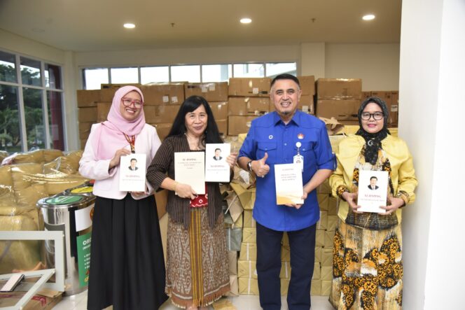 
					Rektor Universitas Tadulako (Untad) Prof. Dr. Ir. Amar, S.T., M.T., IPU., Asean Eng. Di dampingi Wakil Rektor Pengembangan dan Kerjasama Dr.sc.agr. Aiyen, M.Sc. Menerima Bantuan Buku kebijakan Presiden Tiongkok, termasuk seri The Governance of China. (Foto: Istimewa)