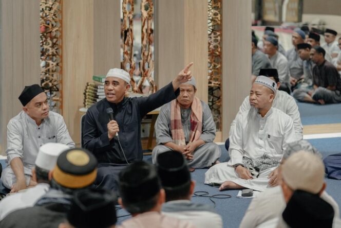 
					Gubernur Sulten Anwar Hafid saat memberikan pengarahan pada retret kepala sekolah yang berlangsung di Masjid Raya Baitul Khairaat. (Foto: Istimewa)