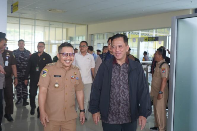 
					Kepala Kepolisian Daerah (Kapolda) Sulawesi Tengah (Sulteng) Irjen Pol Dr Endi Sutendi bersama Ketua Bhayangkari Daerah Sulteng Ny. Ida Endi Sutendi melaksanakan kunjungan kerja di Kabupaten Banggai. (Foto: Istimewa)