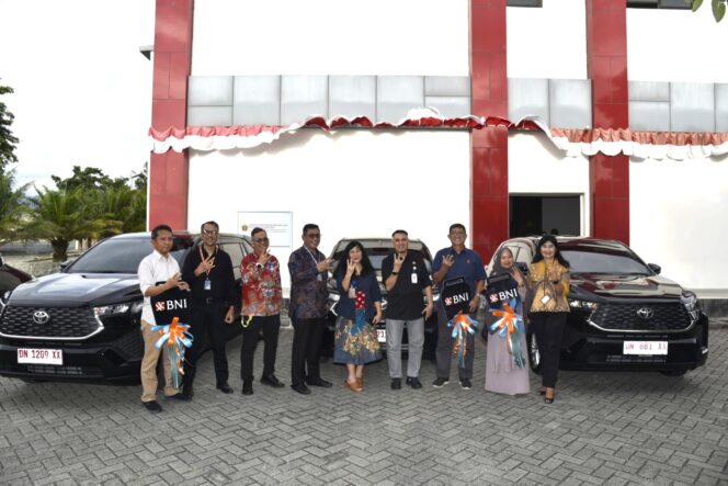 
					Rektor Universitas Tadulako Bersama Prof. Dr. Ir. Amar, S.T., M.T., IPU., Asean Eng. Bersama Area Head Bank Negara Indonesia (BNI) Serahkan Tiga Kendaraan Dinas ke Untad, (Foto: Istimewa)