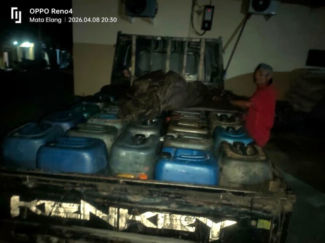
					Barang Bukti Berupa 34 Jerigen Berisi Solar Serta Satu Unit Kendaraan Pickup Yang Digunakan Untuk Mengangkut BBM. (Foto: Istimewa)
