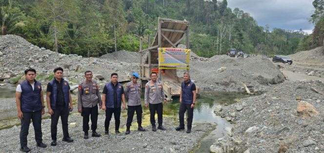 
					Direktorat Reserse Kriminal Khusus (Ditreskrimsus) Polda Sulawesi Tengah Bersama Tim Gabungan dari Polres Parigi Moutong Melaksanakan Penertiban dan Penegakan Hukum Terhadap Aktivitas Pertambangan Emas Tanpa Izin (PETI) di sejumlah wilayah Kabupaten Parigi Moutong. (Foto: Istimewa)