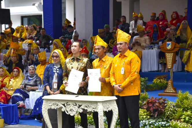 
					Rektor Universitas Tadulako (Untad) Prof. Dr. Ir. Amar, S.T., M.T., IPU., Asean Eng. Menyaksikan Penandatanganan Perjanjian Kerjasama Antara Untad dan PT. IMIP Pada Hari Ulang Tahun (HUT) Sulawesi Tengah Ke 62. (Foto: Karama.id)