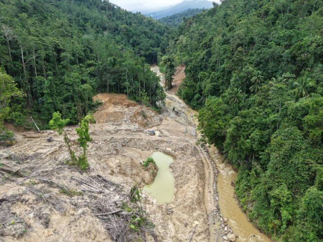 
					Direktorat Reserse Kriminal Khusus (Ditreskrimsus) Polda Sulawesi Tengah melalui Unit II Subdit IV Tipiter kembali melakukan penyelidikan terkait dugaan aktivitas Pertambangan Emas Tanpa Izin (PETI) di Desa Lobu, Kecamatan Moutong, Kabupaten Parigi Moutong. (Foto: Istimewa)