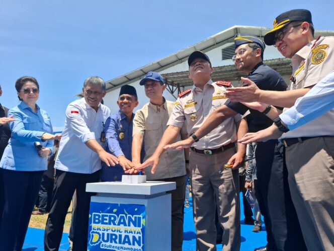 
					Gubernur Sulawesi Tengah (Sulteng) Anwar Hafid Melepas Ekpor Raya Durian Beku Ke Tiongkok. (Foto: Istimewa)