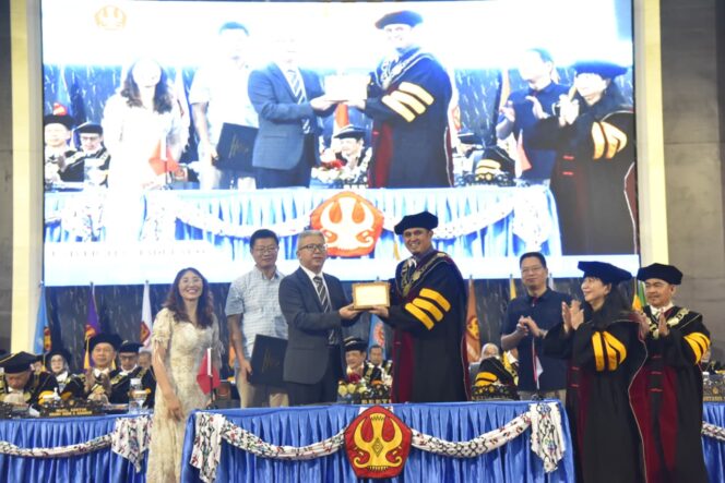 
					Rektor Universitas Tadulako (Untad) Prof. Dr. Ir. Amar, S.T., M.T., IPU., Asean Eng. Menerima Plakat Dari Prof. Dr. Qiu Xiguang selaku delegasi dari Hainan University (HNU). (Foto: Istimewa)