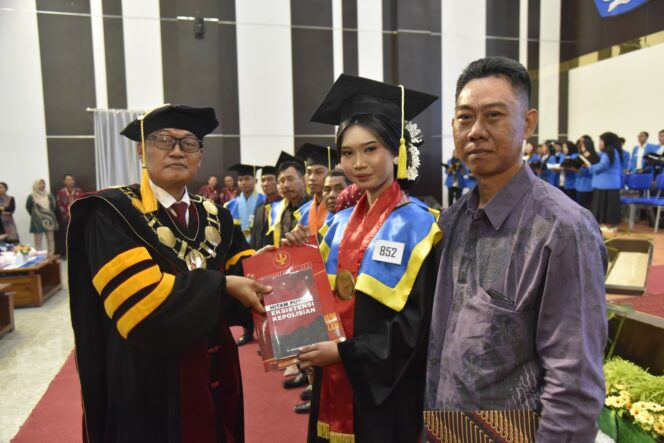
					Dekan Fakultas Hukum Secara Khusus Memberikan Reward Kepada Wisudawan Terbaik Fakultas Hukum Pada Wisuda Ke 136. (Foto: Istimewa)