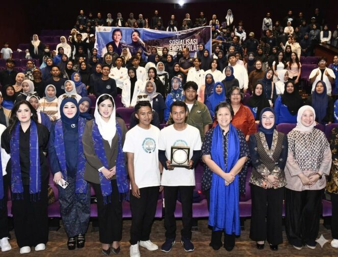 
					Komunitas lingkungan Superteen Mangrove Heroes mendapatkan penghargaan dari Wakil Ketua MPR RI atas kontribusinya dalam menjaga ekosistem mangrove di Sulawesi Tengah. (Foto: Istimewa)