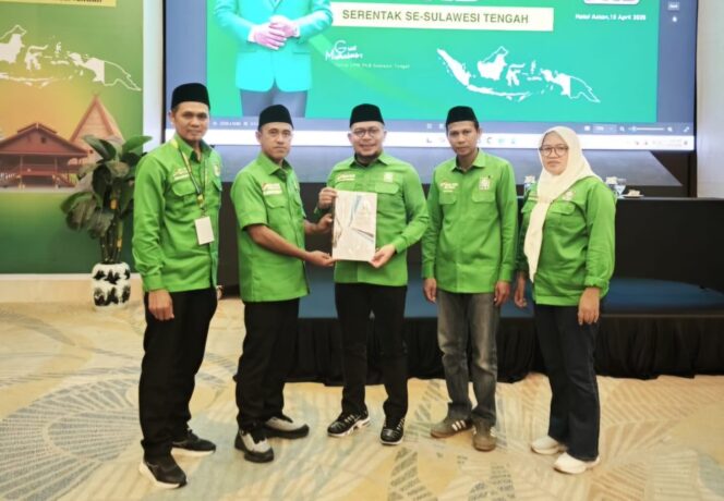
					Ketua DPC PKB Kota Palu, H. Nanang, bersama Wakil Ketua Umum DPP PKB Muhammad Hanif Dhakiri. (Foto: Istimewa)