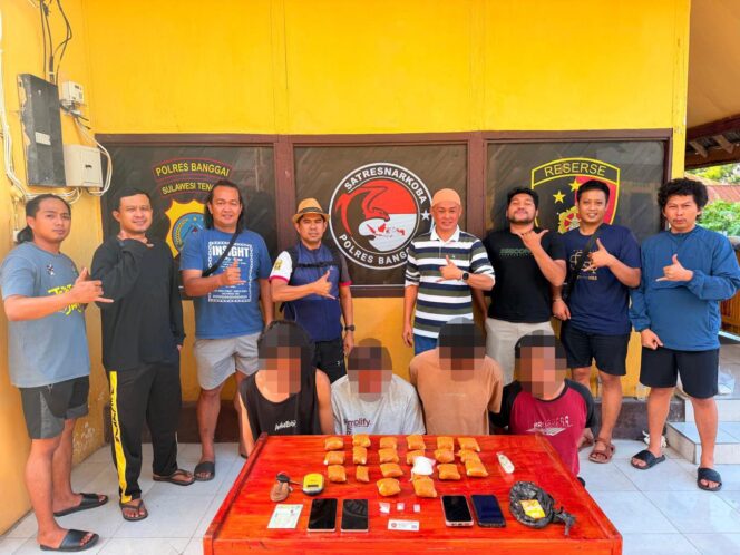 
					Satuan Reserse Narkoba Polres Banggai berhasil menangkap empat orang terduga pelaku penyalahgunaan narkotika jenis sabu dalam operasi yang dilakukan pada Rabu (22/4/2026) dini hari. (Foto: Istimewa)