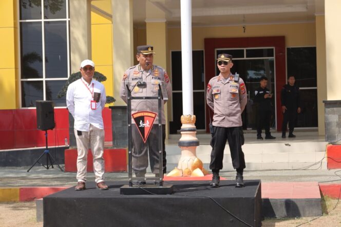 
					Kepala Biro Operasi (Karoops) Polda Sulawesi Tengah, Giuseppe Reinhard Gultom, memimpin apel perdana pelaksanaan pengamanan Hari Paskah Nasional 2026 yang digelar di lapangan Mako Brimob Biromaru, Kabupaten Sigi. (Foto: Istimewa)