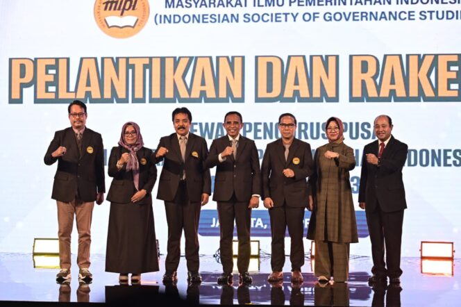 
					Anwar Hafid (tengah) usai dilantik sebagai ketua MIPI. (Foto: Istimewa)