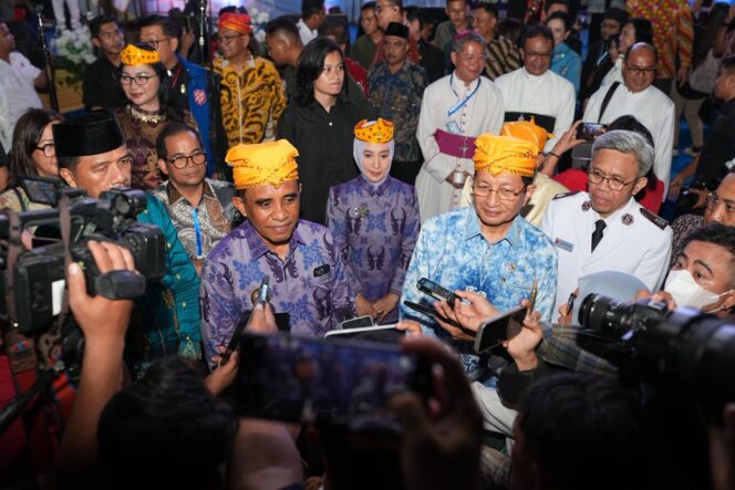 
					Gubernur Sulteng, Anwar Hafid dan Menteri Agama, Nasaruddin Umar, memberikan keterangan pers, usai menutup Paskah Nasional di Lapangan Asrama Satuan Brimob, Kabupaten Sigi. (Foto: Istimewa)