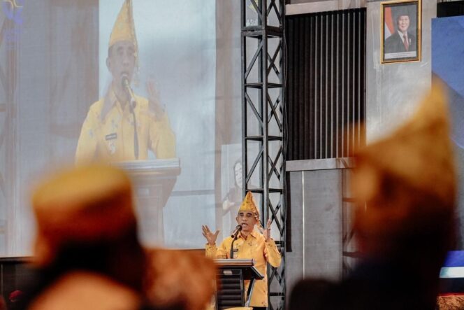 
					Gubernur Sulawesi Tengah (Sulteng), Anwar Hafid Saat Memberikan Kata Sambutan Dalam Kegiatan Pelantikan Forum Komunikasi Pemangku Adat. (Foto: Istimewa)