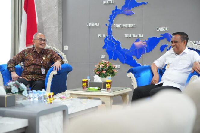 
					Gubernur Sulteng, Anwar Hafid bersama perwakilan Kementerian PANRB, Andi Rahadian, di Palu, (Foto: Istimewa)