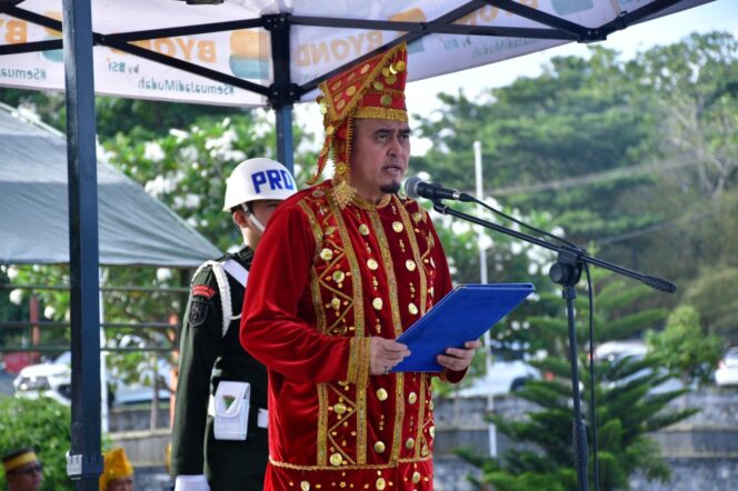 
					Rektor Universitas Tadulako Prof. Dr. Ir. Amar, S.T., M.T., IPU., Asean Eng. Saat Membacakan Sambutan Menteri Pendidikan Tinggi Sains, dan Teknologi. (Foto: Istimewa)