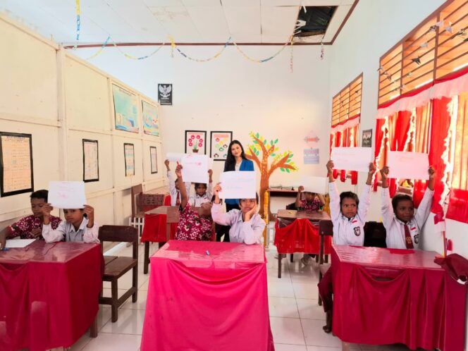 
					Siswa SDN Kecil Wana Saat Menuliskan Cita-cita Mereka. (Foto: Karama.id)
