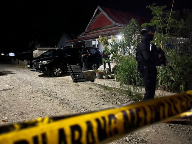 
					Tim Densus 88 Antiteror Polri menangkap delapan terduga teroris yang diduga merupakan bagian dari jaringan sel tidur kelompok Mujahidin Indonesia Timur (MIT) Poso. (Foto: Istimewa)