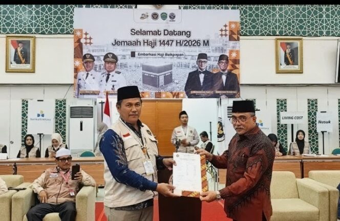 
					Asisten Pemerintahan dan Kesejahteraan Rakyat (Kesra) Setdaprov Sulawesi Tengah, Farid Rifai Yotolembah (kanan) secara resmi menyerahkan jemaah haji sulteng kloter 10 kepada Kepala Kantor Kementerian Haji Kota Balikpapan. (Foto: Istimewa)