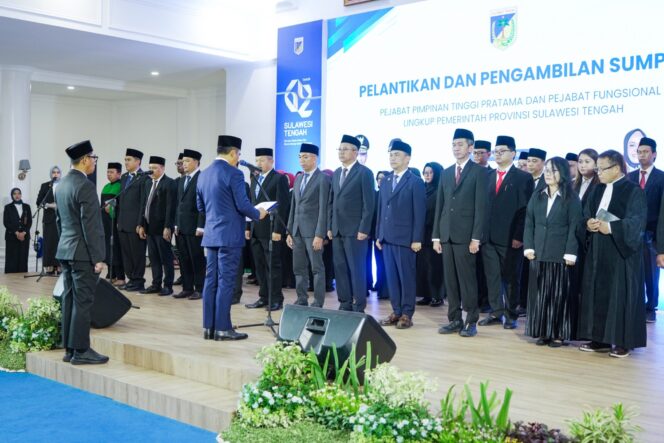 
					Gubernur Sulawesi Tengah Anwar Hafid bersama Wakil Gubernur Reny Lamadjido mengambil sumpah dan melantik 40 aparatur sipil negara jabatan Eselon II dan tenaga fungsional di lingkungan Pemerintah Provinsi Sulawesi Tengah. (Foto: Istimewa)