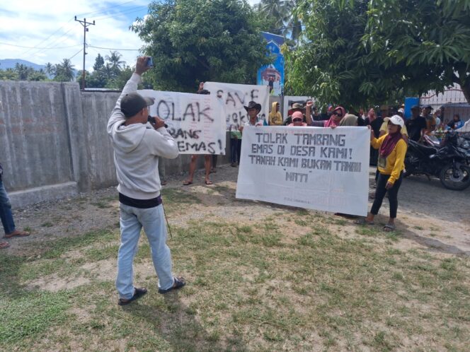 
					Warga Desa Melakukan Aksi Penolakan Tambang Emas Di Wilayah Labuan Toposo. (Foto: Istimewa)