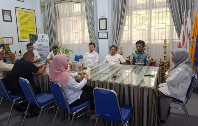 
					Dewan Perwakilan Rakyat Daerah (DPRD) Kota Palu melalui Komisi A melakukan kunjungan kerja lapangan ke SDN 15 Palu dan SMPN 1 Palu dalam rangka monitoring pelaksanaan program Makan Bergizi Gratis (MBG) serta persiapan penerimaan siswa baru tahun ajaran 2026. (Foto: Istimewa)