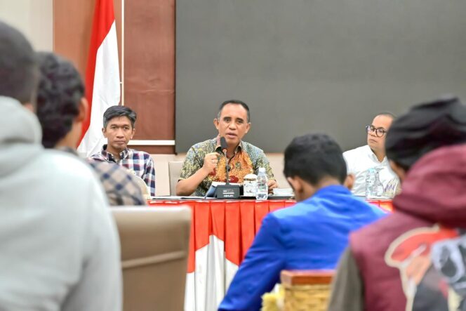 
					Gubernur Sulteng, Anwar Hafid, saat menerima audiensi perwakilan aliansi buruh dan mahasiswa di Gedung Pogombo. (Foto: Istimewa)