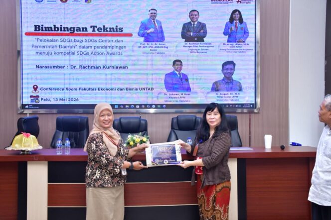 
					Ketua SDGs Center Prof. Husnah Menyerahkan Sertifikat Kepada Pemateri Wakil Rektor Bidang Perencanaan dan Kerjasama Universitas Tadulako (Untad) . (Foto: Istimewa)