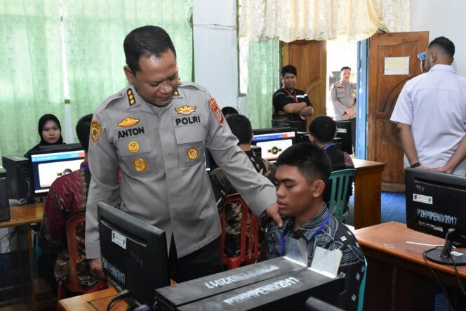 
					Kepala Biro SDM Polda Sulteng, Kombes Pol. Anton Sudjarwo, Melakukan Peninjauan Langsung Ujian CAT Akademik Penerimaan Anggota Polri 2026. (Foto: Istimewa)