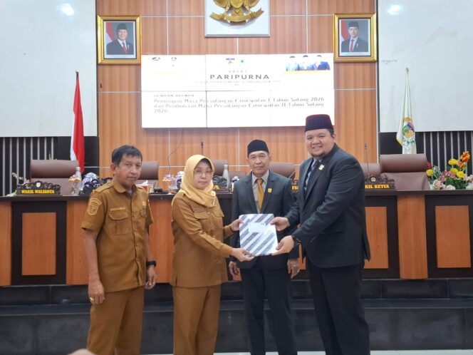 
					Penyerahan berita acara penutupan Masa Persidangan Caturwulan I Tahun Sidang 2026, di ruang sidang utama DPRD Kota Palu. (Foto: Istimewa)