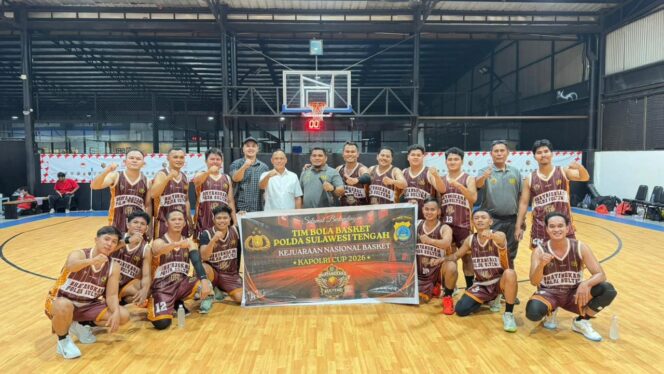 
					Tim bola basket Kepolisian Daerah Sulawesi Tengah (Polda Sulteng) resmi menorehkan sejarah dengan tampil perdana pada ajang Kejuaraan Nasional Basket Kapolri Cup 2026 antar-Polda se-Indonesia. (Foto: Istimewa)