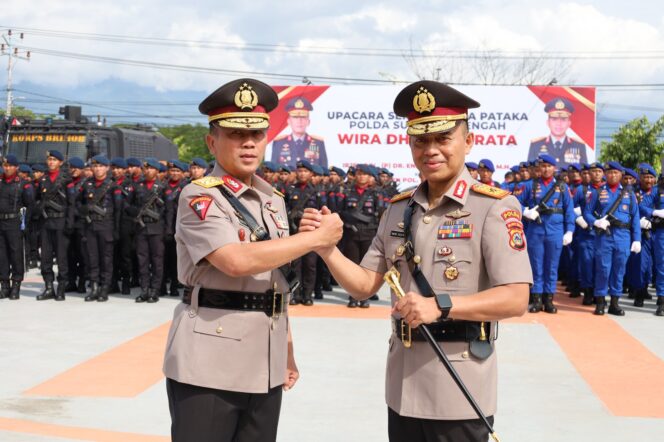 
					Kepolisian Daerah Sulawesi Tengah (Polda Sulteng) menggelar upacara serah terima Pataka Polda Sulteng “Wira Dharma Brata” dari Irjen Pol (Purn). Endi Sutendi kepada Brigjen Pol. Nasri di halaman Mako Polda Sulteng. (Foto: Istimewa)