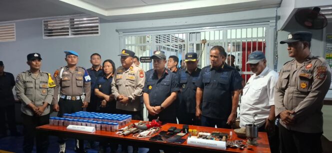 
					Tim gabungan dari Kantor Wilayah Direktorat Jenderal Pemasyarakatan Sulawesi Tengah bersama personel Polsek Parigi dan petugas Lapas Kelas III Parigi menggelar sidak serta razia besar-besaran di seluruh blok hunian warga binaan. (Foto: Istimewa)