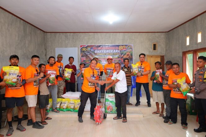 
					Tim Bhayangkara Offroad Nambaso 2026 menyerahkan bantuan sosial kepada Kepala Desa Bale, Adam, di sela survei jalur lintasan offroad. (Foto: Istimewa)