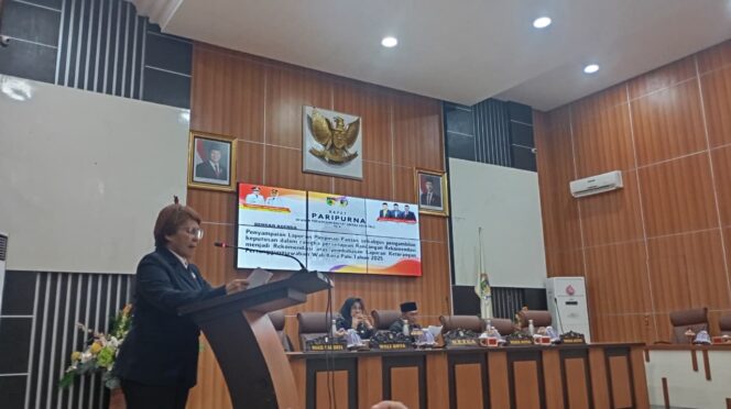 
					Pimpinan Pansus DPRD Kota Palu, Rustia Tompo, membacakan rekomendasi Passus dalam rapat paripurna. (Foto: Karama.id)