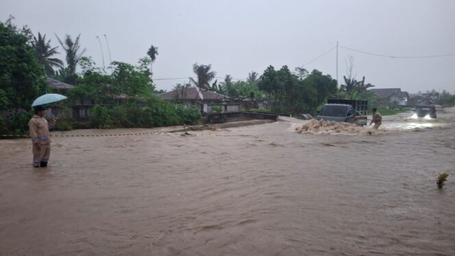 
					Hujan deras yang mengguyur wilayah pegunungan dan permukiman di Kecamatan Torue memicu banjir yang merendam Jalan Trans Sulawesi di Dusun VIII Penebel, Desa Tolai, Kecamatan Torue, Kabupaten Parigi Moutong. (Foto: Istimewa)