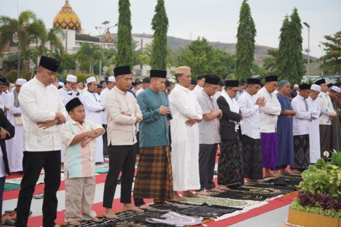 
					Polda Sulawesi Tengah (Sulteng) menggelar Sholat Idul Adha 1447 Hijriah/2026 Masehi di Lapangan Mako Polda Sulteng, Jalan Soekarno-Hatta, Kota Palu. (Foto: Istimewa)