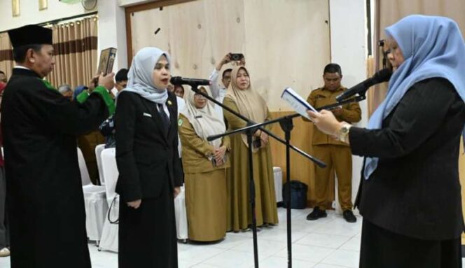 
					dr. Jumriani, M.H., mengambil sumpah jabatan sebagai Direktur RSUD Undata oleh Wakil Gubernur Sulteng, Reny A. Lamadjido, di Aula RSUD Undata Palu. (Foto: Istimewa)