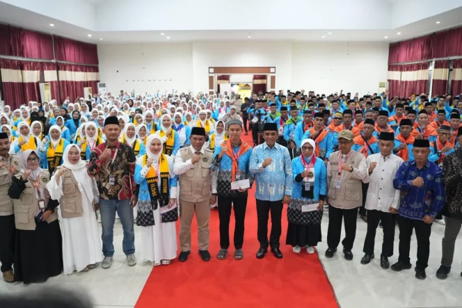 
					Gubernur Sulawesi Tengah Anwar Hafid saat melepas 1.751 jemaah haji asal Sulawesi Tengah di Asrama Haji Palu. (Foto: Istimewa)