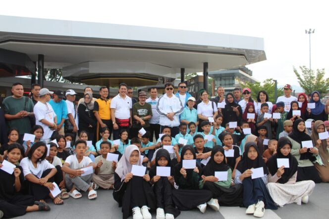 
					Forum Kerukunan Umat Beragama (FKUB) Sulawesi Tengah bersama Badan Musyawarah Antar Gereja (Bamag) Sulawesi Tengah menggelar aksi kemanusiaan dengan membagikan 10.000 paket makanan siap saji kepada anak-anak panti asuhan dan masyarakat prasejahtera. (Foto: Istimewa)