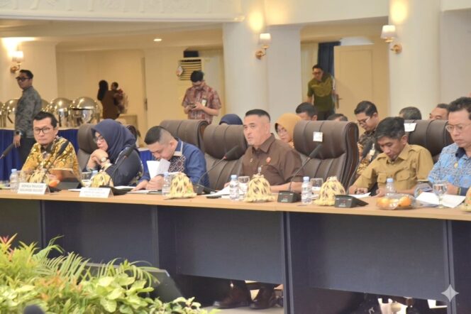 
					Rektor Universitas Tadulako (Untad), Prof. Dr. Ir. Amar, S.T., M.T., IPU., ASEAN Eng., (Tengah) menyampaikan sejumlah masukan strategis terkait arah pembaruan regulasi ketenagakerjaan Indonesia di tengah perubahan dunia kerja yang semakin dinamis akibat perkembangan teknologi dan transformasi ekonomi digital. (Foto: Istimewa)