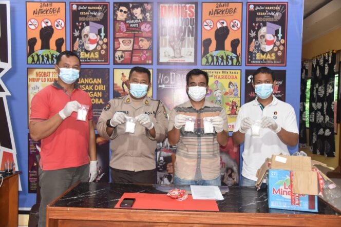 
					Satuan Reserse Narkoba (Satresnarkoba) Polres Morowali Utara berhasil mengamankan seorang pria yang diduga terlibat dalam peredaran narkotika jenis sabu di wilayah Kecamatan Mamosalato. (Foto: Istimewa)