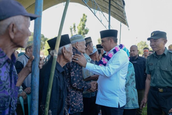 
					Gubernur Sulteng, Anwar Hafid, bersama Warga saat menghadiri peringatan Dirgahayu Emas Transmigrasi Unit III Giri Mulyo Tinombala Raya di Desa Tinombala, Kecamatan Ongka Malino, Kabupaten Parimo. (Foto: Istimewa)