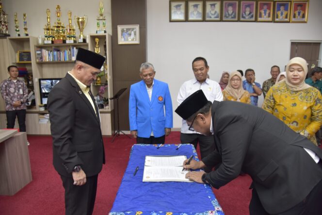 
					Rektor Universitas Tadulako (Untad) resmi melantik Dr. Eng. Rifai Mardin, ST., M.Si. sebagai Pengganti Antar Waktu (PAW) Wakil Dekan Bidang Keuangan dan Umum Fakultas Teknik dalam sebuah upacara pelantikan dan serah terima jabatan yang berlangsung di Ruang Rektor Untad. (Foto: Istimewa)