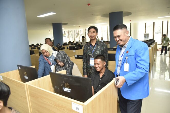 
					Rektor Universitas Tadulako (Untad) Prof. Dr. Ir. Amar, S.T., M.T., IPU., Asean Eng. Saat Mengunjungi Ujian UTBK SMMPTN Tahun 2026. (Foto: Istimewa)