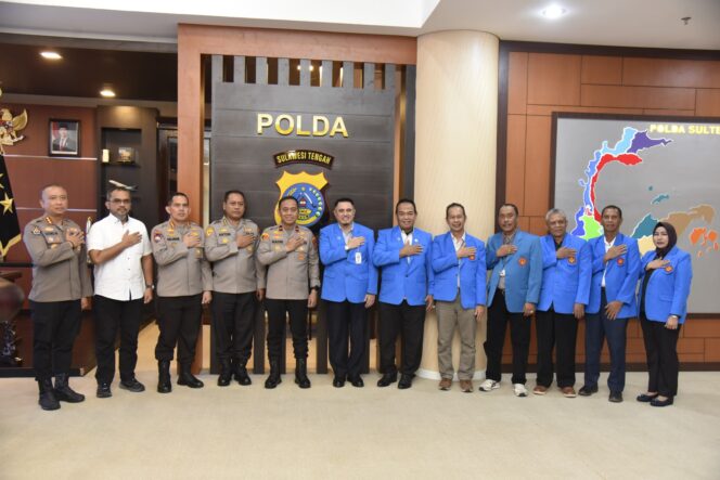 
					Kepala Kepolisian Daerah (Kapolda) Sulawesi Tengah (Sulteng), Brigjen. Pol. Nasri, menerima kunjungan silaturahmi Rektor Universitas Tadulako (Untad), Prof. Dr. Ir. Amar, S.T., M.T., IPU., ASEAN Eng., di ruang kerja Kapolda Sulteng,