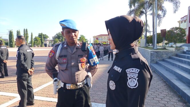 
					oleh Plt Kasubbid Provost Bidpropam Polda Sulteng AKP Muh Fadly dengan sasaran pemeriksaan kelengkapan penggunaan seragam dinas (gampol), identitas diri, serta sikap tampang sebagai bentuk pengawasan internal dan pembinaan disiplin anggota Polri. (Foto: Istimewa)
