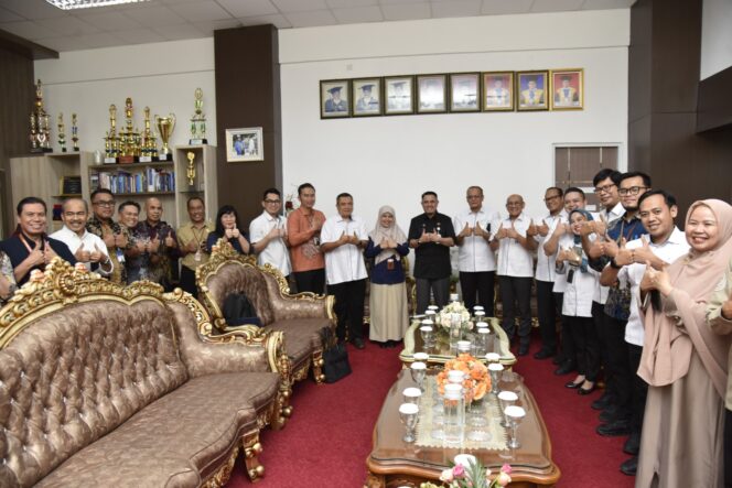 
					Foto bersama pejabat Untad dengan pejabat BPJS, di ruang kerja rektor Untad. (Foto: Istimewa)